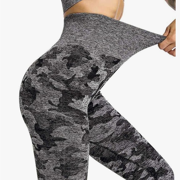 Black and gray cammo leggings, size medium,high waist. Ruched rear. Seamless. - Picture 2 of 6